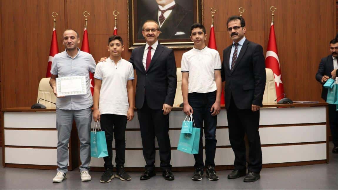 Tübitak'ta derece alan öğrencilerimiz Sayın Valimiz tarafından ödüllendirildi.